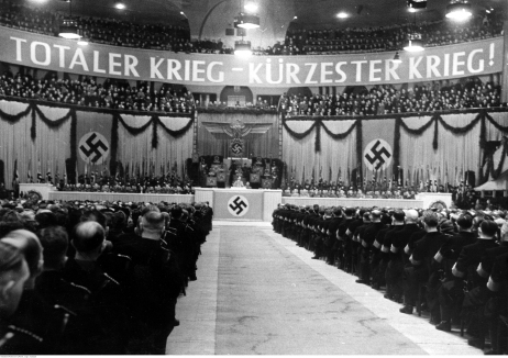 Fot. Minister propagandy i oświecenia publicznego Niemiec Joseph Goebbels ogłasza początek wojny totalnej. Pałac Sportu w Berlinie, 18 lutego 1943 r. (Narodowe Archiwum Cyfrowe)