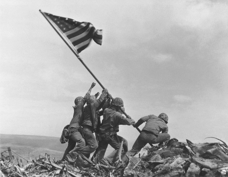Ustawienie flagi na górze Suribachi, Iwo Jima, 23 II 1945, fot. J. Rosenthal (domena publiczna)