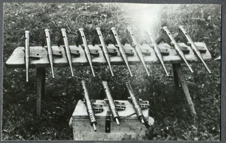 Fot. 3. Pierwsza seria 10 KIS-ów przekazanych oddziałowi „Nurta”. Przed nimi na skrzynce narzędziowej leżą trzy prototypowe peemy z kolbami typu chwytu pistoletowego, charakterystycznymi dla KIS-a. Janowice, pow. Opatów, wiosna 1944 r. (MIIWŚ)