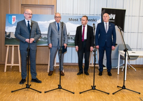 Konferencja prasowa. Podpisanie porozumienia o współpracy pomiędzy Muzeum II Wojny Światowej w Gdańsku a Powiatem Tczewskim odnośnie utworzenia Oddziału w Tczewie Muzeum II Wojny Światowej w Gdańsku na terenie zabytkowego Mostu Tczewskiego