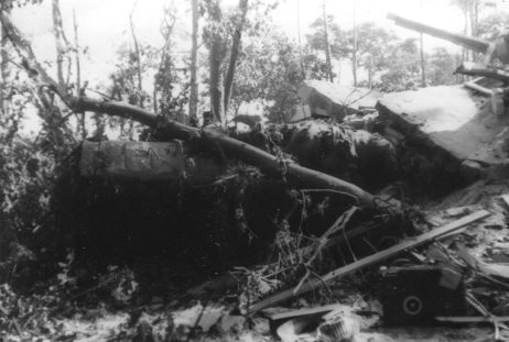 Pierwsza z fotografii przedstawiająca zniszczoną wartownię nr 5, wykonana po kapitulacji polskiej składnicy.