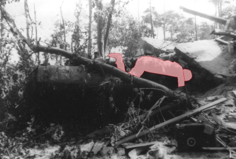 Pierwsza z fotografii przedstawiająca zniszczoną wartownię nr 5. Pośród rumowiska widoczne jest ciało poległego polskiego żołnierza. Fotografia wykonana po kapitulacji polskiej składnicy.
