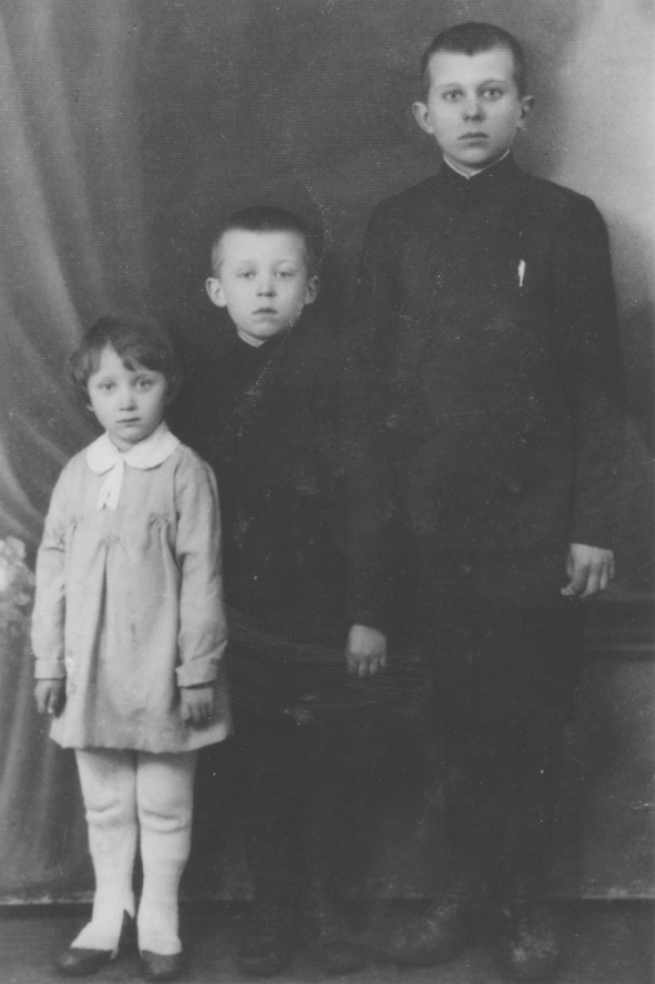 Bernard Skarbek (z prawej) z młodszym rodzeństwem, zdjęcie przedwojenne. Zbiory prywatne, kopia – MIIWŚ. 