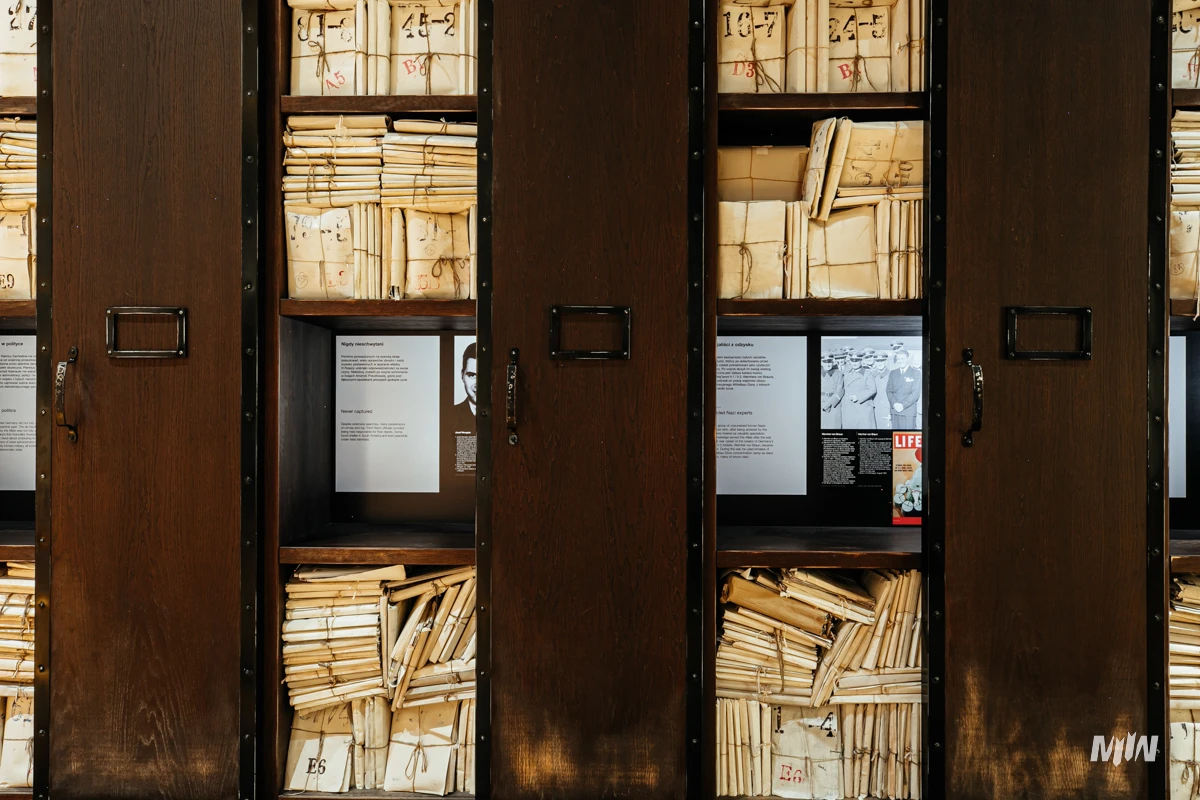 sekcja 16 -procesy - akta- rozliczenia scenografia triumf sprawiedliwości porażki sprawiedliwości - DŁUGI CEIŃ WOJNY