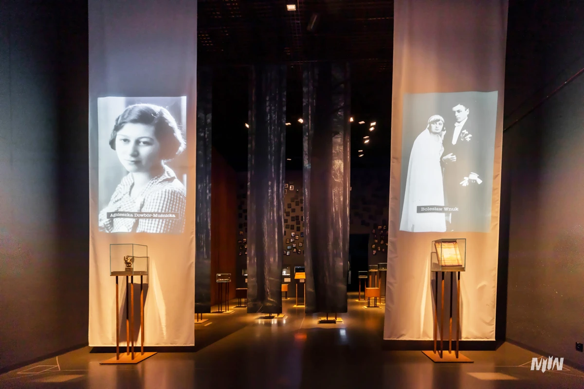 sekcja 8 - terror - widok na salę katyńską - na pierwszym planie po lewej pamiątka Janiny Dowbór-Muśnickiej, po prawej Bolesława Wnuka - GROZA WOJNY