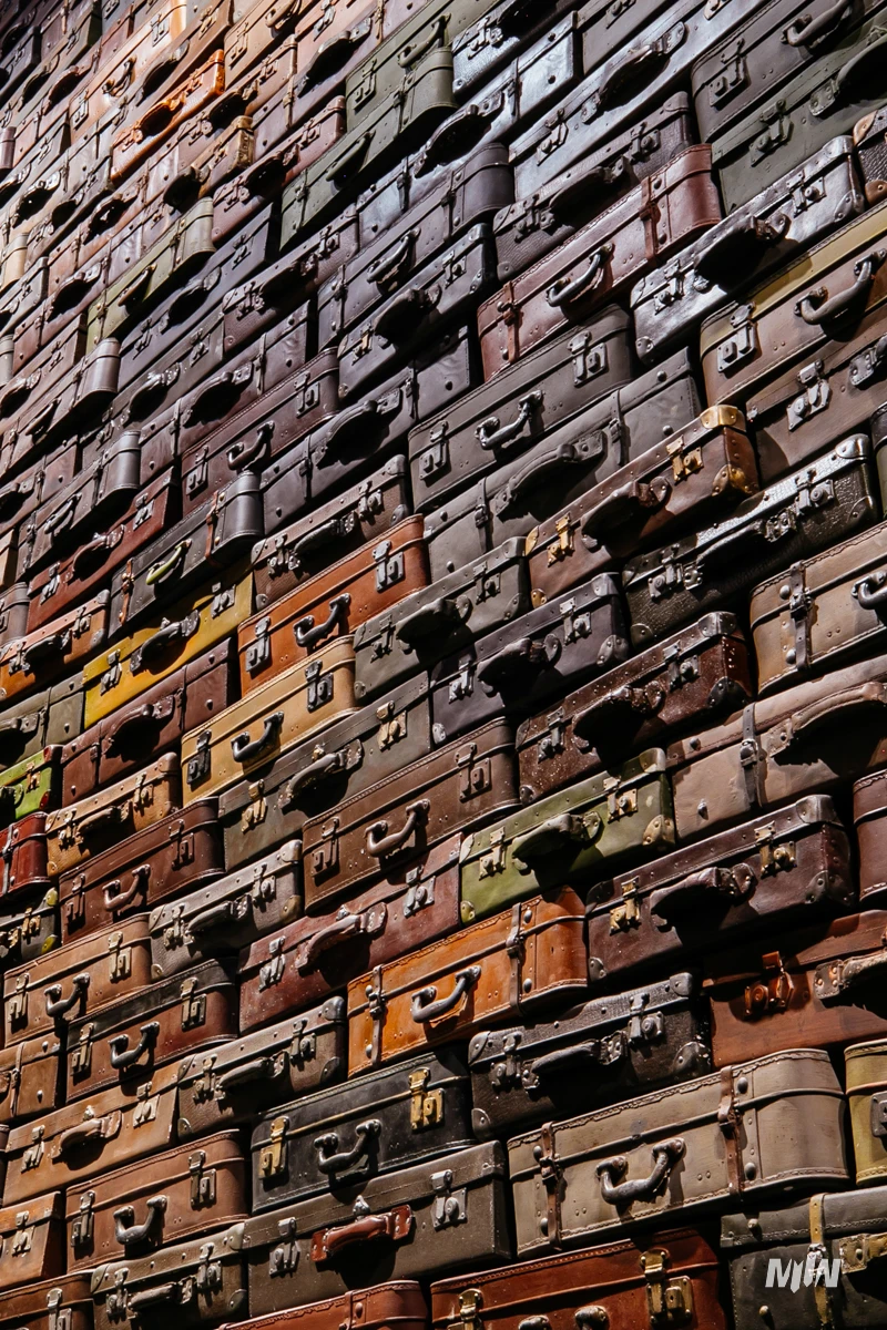 sekja 9 - ściana walizek - scenografia