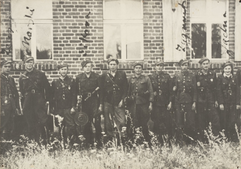 Janina Wasiłojć (1 od prawej) z żołnierzami 5. Wileńskiej Brygady AK. Szwadron Leona Smoleńskiego "Zeusa"