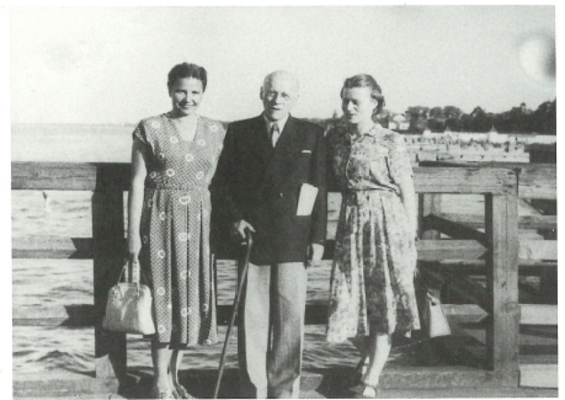 Joanna Muszkowska (po prawej) z ojcem i przyjaciółką z Ravensbrück Haliną Kamińską, Sopot 1952 (for. archiwum rodzinne)