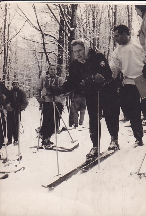 Olga Krzyżanowska na nartach. Klub Budowlani Lechia Gdańsk, pierwsza połowa lat 50. XX w. (fot. archiwum prywatne)