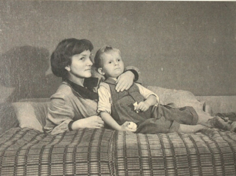 Wanda Traczyk-Stawska z synem Pawłem, Międzylesie, koniec lat 50 XX w. (fot. archiwum prywatne)