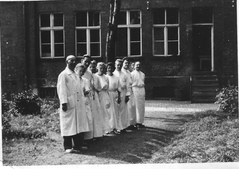 Profesor Jakub Penson (pierwszy z lewej), młoda lekarka Joanna Muszkowska-Penson