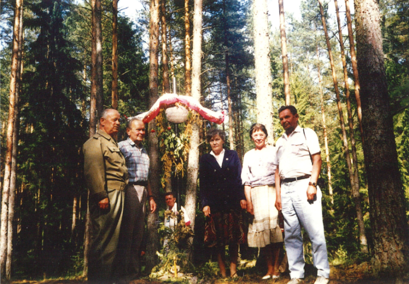 Żołnierze oddziału Kmicica przy krzyżu upamiętniającym zamordowanych partyzantów.