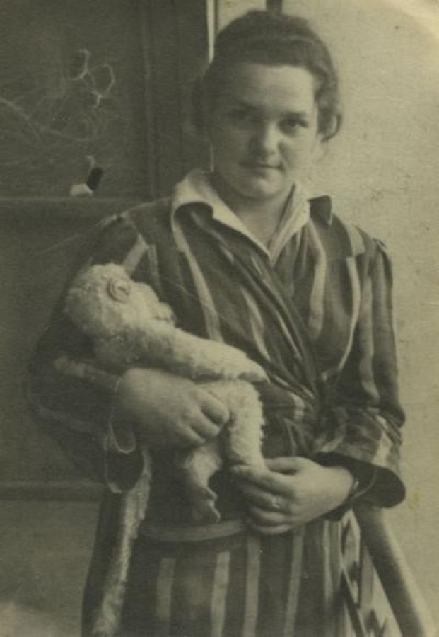 Wanda Traczyk Stawska z PM-kiem, maskotką małpką. Nazaret, Szkoła Ochotniczek, izba chorych, 1946 (fot. archiwum prywatne)