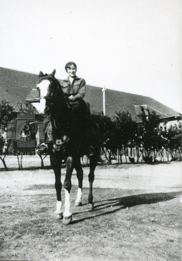 Elżbieta Zawacka podczas nauki jazdy konnej w Hufcu Akademickim PWK, Poznań 1932 (zbiory Fundacji Generał Elżbiety Zawackiej)