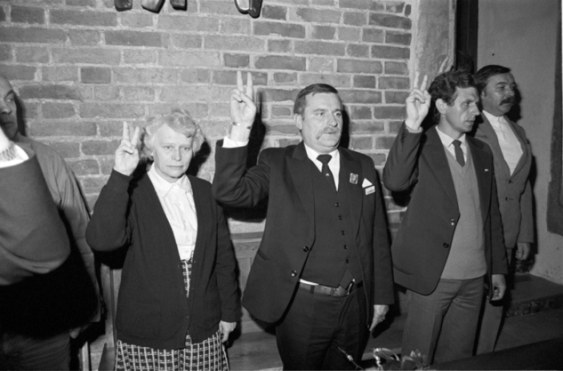Joanna Muszkowska- Penson z Lechem Wałęsą, ok. 1985 (fot. Leonard Szmaglik, zbiory Europejskiego Centrum Solidarności)