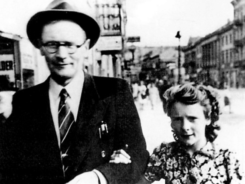 Olga Krzyżanowska z ojcem Aleksandrem Krzyżanowskim na Nowym Świecie, Warszawa 1943 (fot. archiwum prywatne)