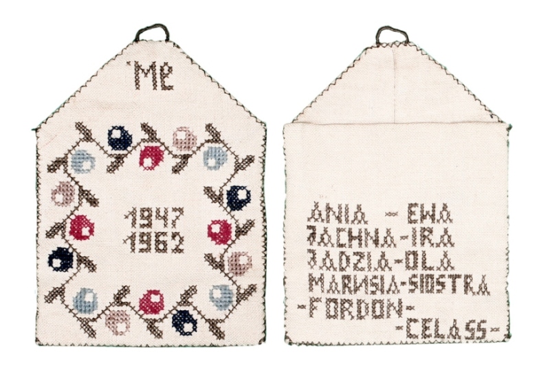 Woreczek więzienny na drobiazgi osobiste z wyszytymi datami skrajnymi odsiadywanego lat wyroku 1947-1962