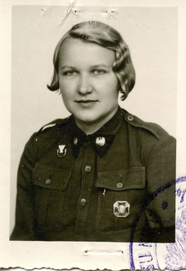 Elżbieta Zawacka w mundurze młodszej aspirantki PWK, Tarnowskie Góry 1936