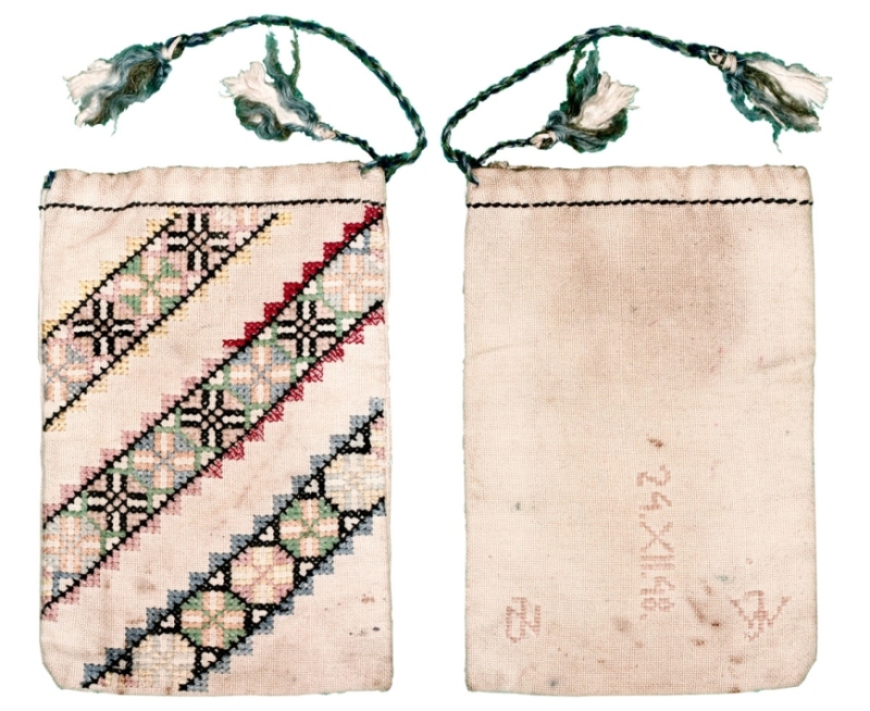 Woreczek więzienny na drobiazgi osobiste z wyszytymi datami skrajnymi odsiadywanego lat wyroku 1947-1962 i imionami współosadzonych w celi Nr 55