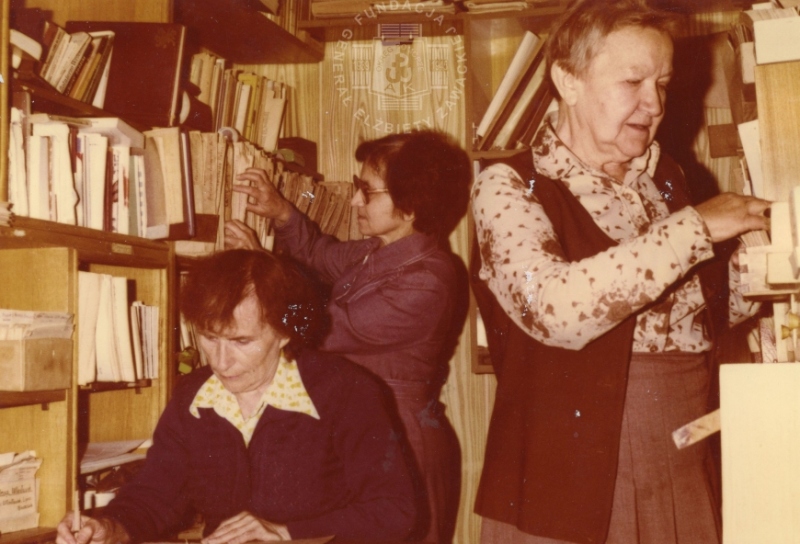 Pierwsze prace archiwalne w mieszkaniu Elżbiety Zawackiej