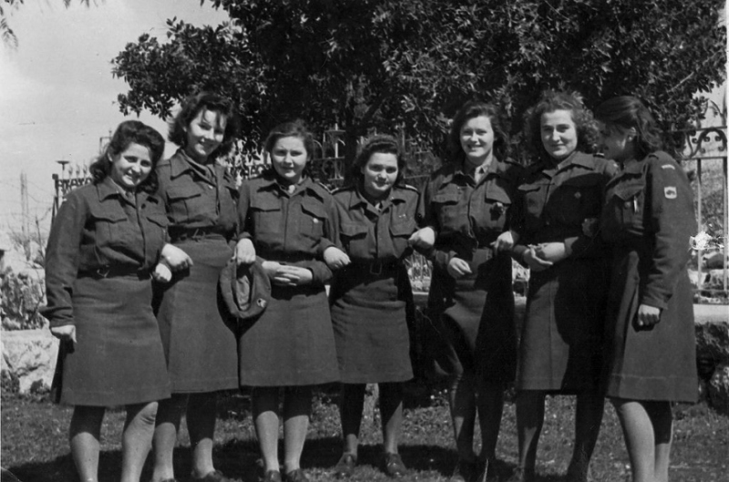 Wanda Traczyk-Stawska (w środku) tuż po wojnie w Szkole Młodych Ochotniczek założonej w Nazarecie przez gen. Władysława Andersa