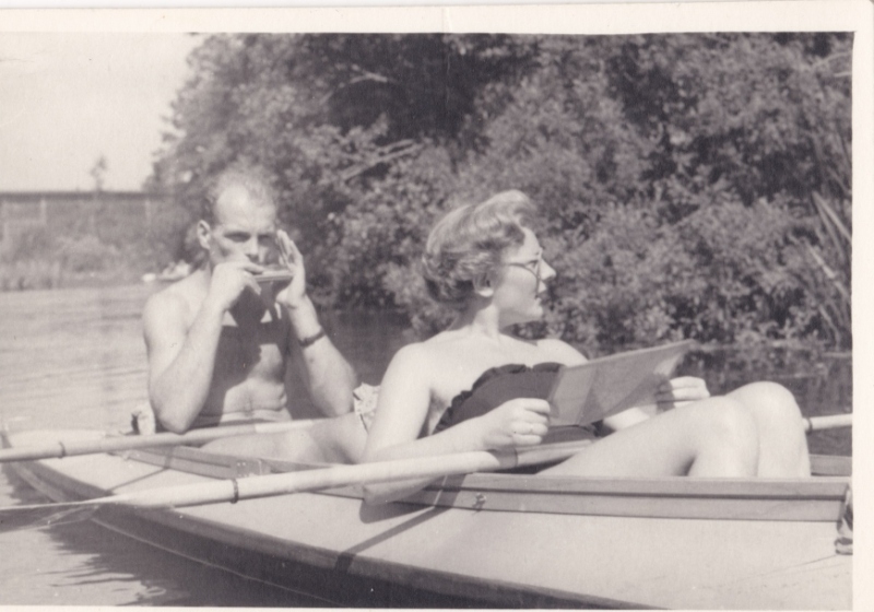 Państwo Krzyżanowscy na spływie kajakowym, Brda koniec lat 50. XX w. (fot. archiwum prywatne)