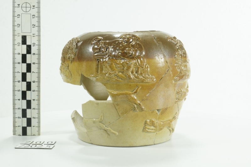 angielski-dzban-z-kon-ca-xix-w -znaleziony-w-warstwie-s-mieci-z-okresu-kurortu 