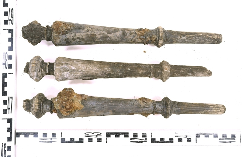 drewniane-nogi-krzesla-z-kasyna-podoficerskiego-znalezione-w-leju-po-bombie -1-