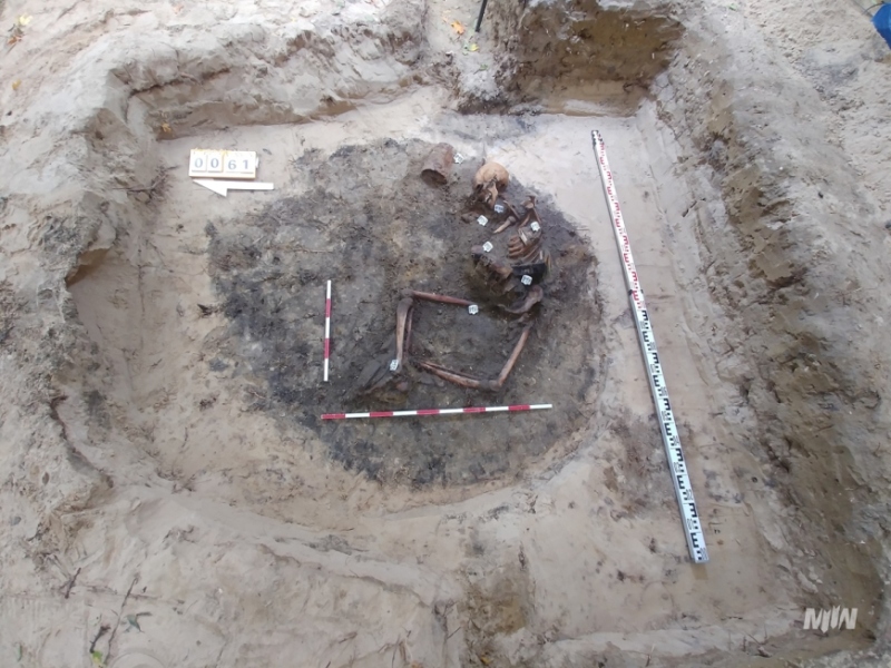 szkielet-nr-3-w-jamie-grobowej-31