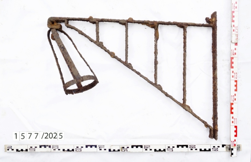 zawiesie-lampy-os-wietlaja-cej-teren-skladnicy