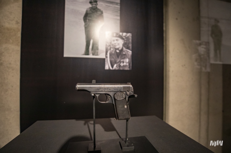 Od 28 stycznia 2026 r. w ramach cyklu „Wejście w historię” w Muzeum II Wojny Światowej w Gdańsku można zobaczyć pistolet, który należał do dowódcy Wojskowej Składnicy Tranzytowej na Westerplatte, mjr. Henryka Sucharskiego (1898–1946). 