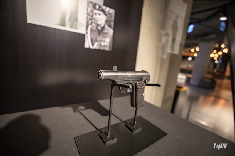 Od 28 stycznia 2026 r. w ramach cyklu „Wejście w historię” w Muzeum II Wojny Światowej w Gdańsku można zobaczyć pistolet, który należał do dowódcy Wojskowej Składnicy Tranzytowej na Westerplatte, mjr. Henryka Sucharskiego (1898–1946). 