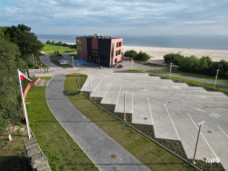 Centrum Obsługi Zwiedzających w oddali