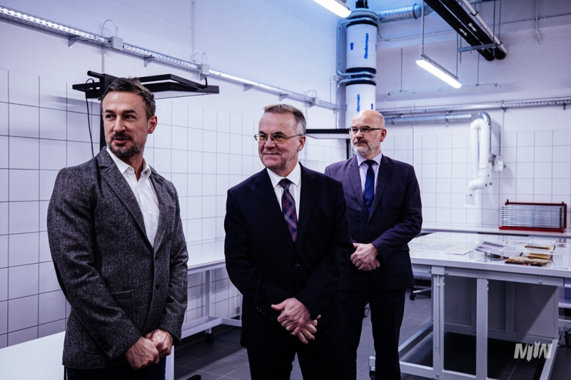 Minister Sellin w nowopowstałej pracowni konserwacji papieru M2WŚ