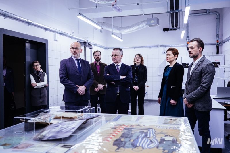 Minister Sellin w nowopowstałej pracowni konserwacji papieru M2WŚ