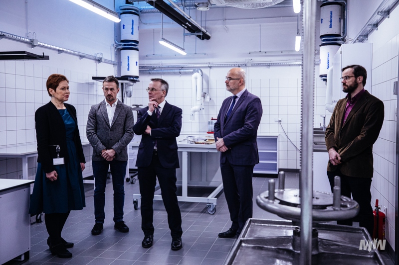 Minister Sellin w nowopowstałej pracowni konserwacji papieru M2WŚ