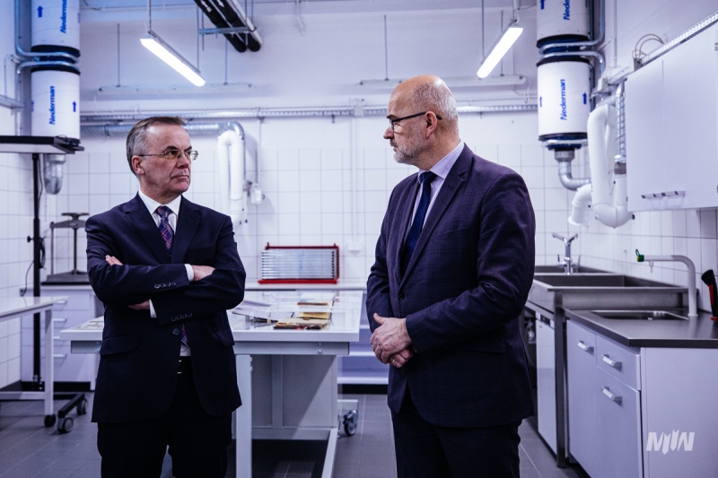 Minister Sellin w nowopowstałej pracowni konserwacji papieru M2WŚ