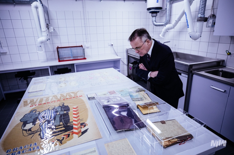 Minister Sellin w nowopowstałej pracowni konserwacji papieru M2WŚ