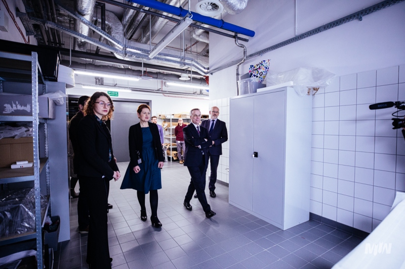 Minister Sellin w nowopowstałej pracowni konserwacji papieru M2WŚ