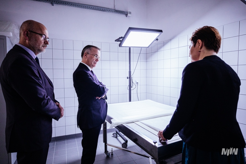 Minister Sellin w nowopowstałej pracowni konserwacji papieru M2WŚ