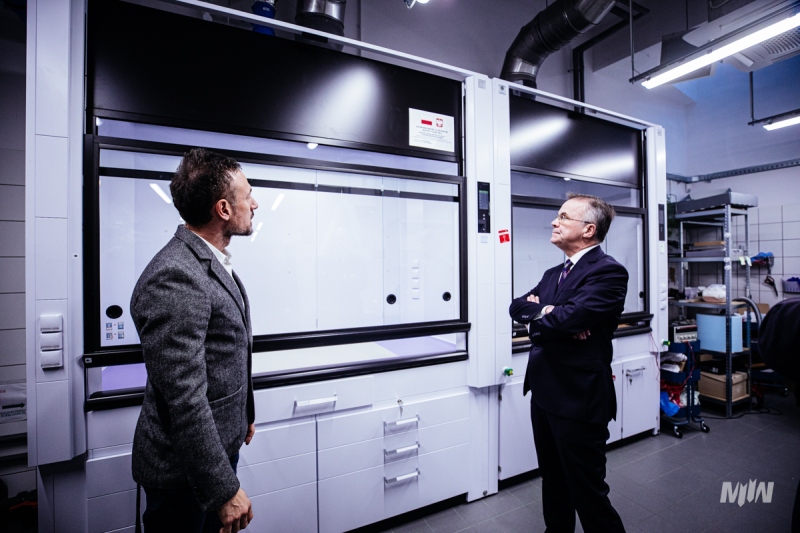 Minister Sellin w nowopowstałej pracowni konserwacji papieru M2WŚ