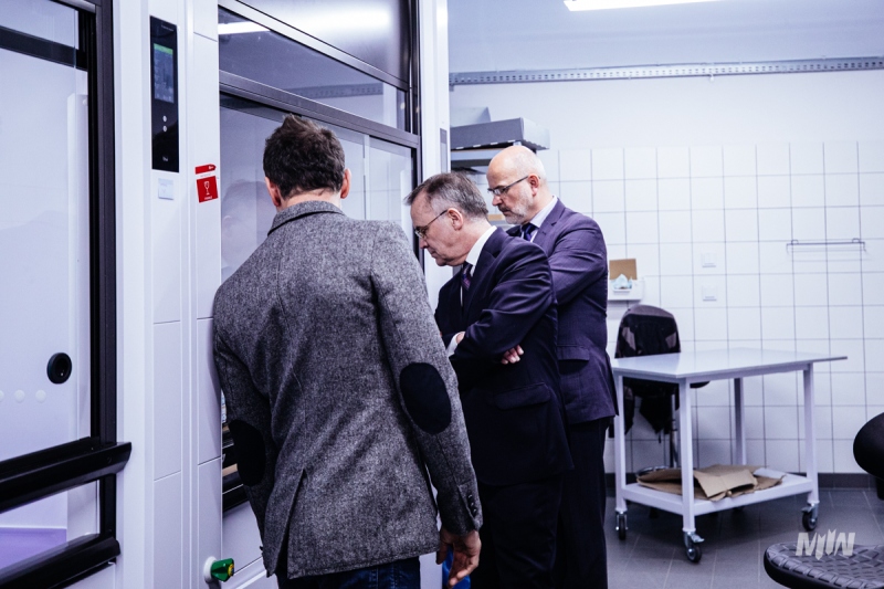 Minister Sellin w nowopowstałej pracowni konserwacji papieru M2WŚ