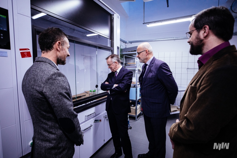 Minister Sellin w nowopowstałej pracowni konserwacji papieru M2WŚ