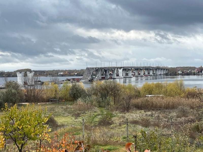 Pozostałości mostu antonowskiego pod Chersoniem, obwód chersoński. Fot. Jurij Sawczuk / 2022