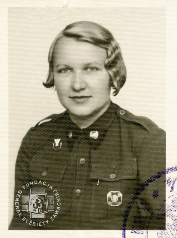 Elżbieta Zawacka w mundurze młodszej aspirantki PWK, Tarnowskie Góry, 1936 (zbiory FGEZ)