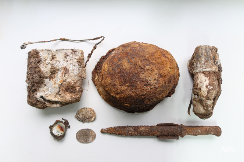 1.	Wybrane elementy niemieckiego wyposażenia znalezione przy szczątkach niemieckich żołnierzy: menażka, hełm, manierka, bagnet, znaki tożsamości oraz cywilny zegarek kieszonkowy