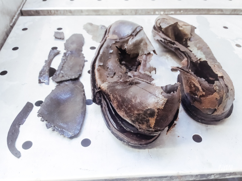 Cykl #ZobaczKonserwacjeMIIWŚ - skórzane buty z okresu II wojny światowej wydobyte podczas wykopalisk archeologicznych