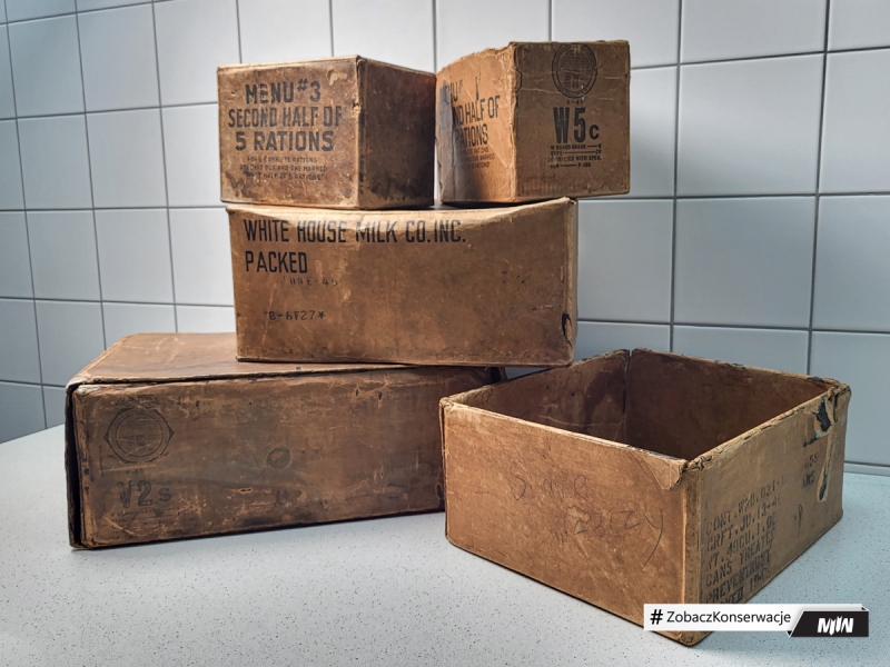 Cykl #ZobaczKonserwacjeMIIWŚ - kartony z ok. 1945 roku po racjach żywnościowych US Army