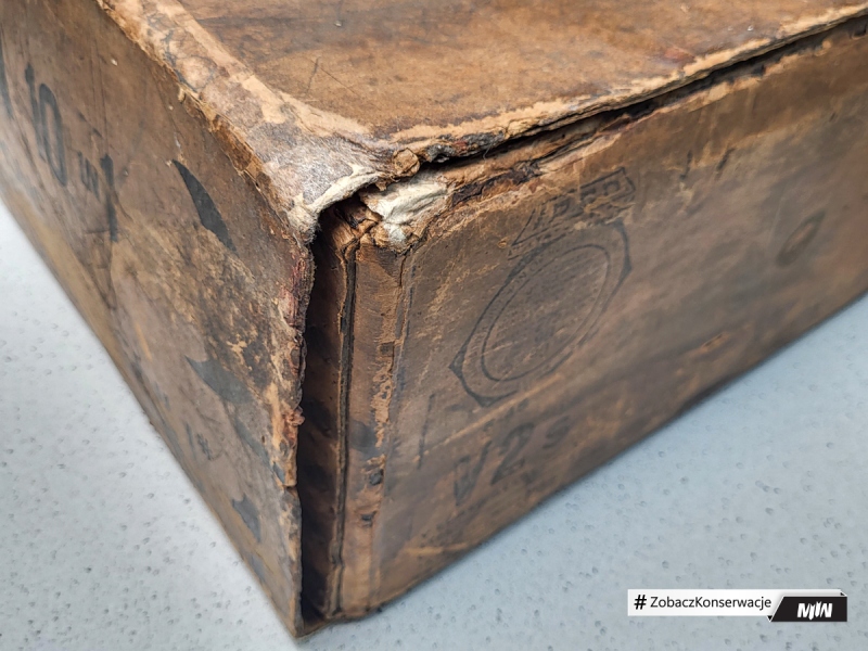 Cykl #ZobaczKonserwacjeMIIWŚ - kartony z ok. 1945 roku po racjach żywnościowych US Army