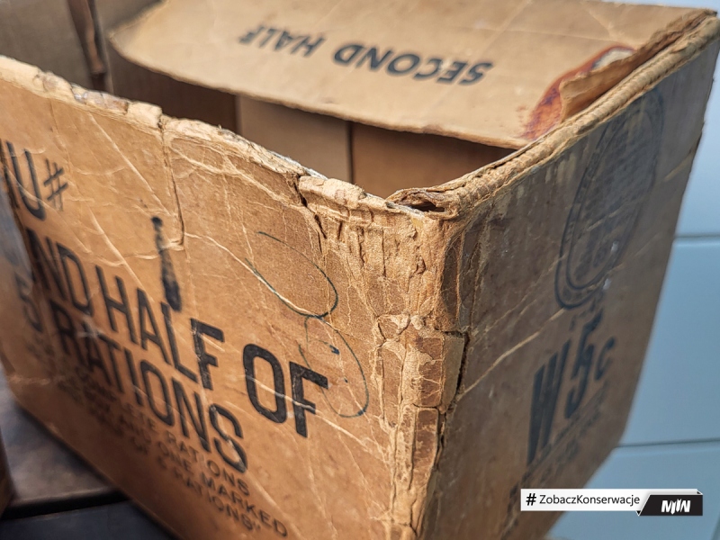 Cykl #ZobaczKonserwacjeMIIWŚ - kartony z ok. 1945 roku po racjach żywnościowych US Army